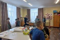 Квест-игра началась с того, что дети зачитали письмо от сказочного смешного монстрика Цветожуя, который украл все цвета радуги и их нужно было отыскать по подсказкам.