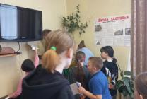 2 задание "Бегуны"
<br />До берёзы ребята добирались бегом. Около берёзы (комнатное растение) ребята отыскали оранжевый цвет радуги и буквы на листочках, из них сложили слово «куст».