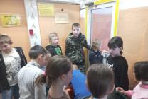 В колесе (ватрушка) нашли зеленую часть радуги и следующую подсказку: загадка! «Бывает твёрдой, бывает жидкой, и есть в каждом из нас». Ответ – вода. Нужно искать сосуд с водой! Мы воспользоваться тазиком. В нем детей ожидают губки, на верхней стороне которых фломастером написана следующая подсказка: ДЕРЕВО. Но бежать туда рано: нужно сыграть в игру «Кораблики».