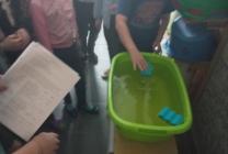 Дети встают по разные стороны сосуда с водой, у каждого на воде – губка, по команде начинают дуть от себя. Задача – скорее пригнать свой кораблик к противоположному берегу. Это очень весело, потому что дуновением игроки друг другу мешают и смеются.
<br />Участников было больше двух, играли в несколько заходов. Рядом с ванночкой – голубая часть радуги.
<br />