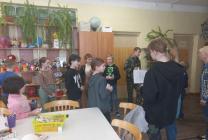 На дереве (комната) дети нашли развешанные бумажки, свернутые трубочкой: это фанты. Снимали их и по одному выполняли задание. На некоторых фантах заранее написаны буквы следующего тайника.
<br />Под деревом был спрятан синий кусок радуги.
<br />