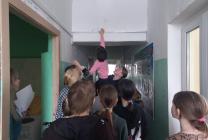 В коридоре на втором этаже было спрятать задание с пропущенными буквами в алфавите, а рядом спрятан красный цвет радуги.