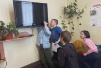 До берёзы ребята добирались бегом. Около берёзы (комнатное растение) ребята отыскали оранжевый цвет радуги и буквы на листочках, из них сложили слово «куст».