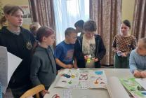 Ребята складывают слово "КУСТ"