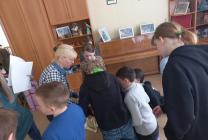 Под кустиком (музыкальный зал) дети разыскали желтый цвет и странный мешочек, который был заполнен анаграммами (название животных), первые буквы которых будут составлять следующее слово-подсказку. Загадано слово КОЛЕСО: кит-тик, осёл-лёсо, лиса-асил, олень-ьнело, енот-тоне, слон-нолс. Дети засовывают руку в мешочек и вытаскивают задания.